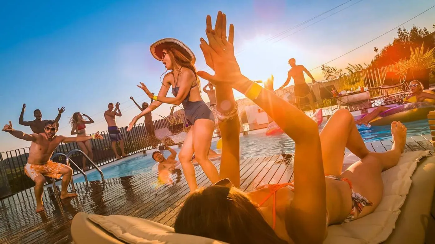 Parejas brindando en una fiesta swinger privada en Bogotá